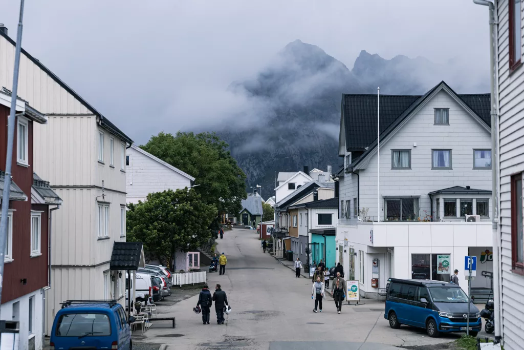 Hauptstraße mit Geschäften und Menschen auf der Straße in Henningsvær