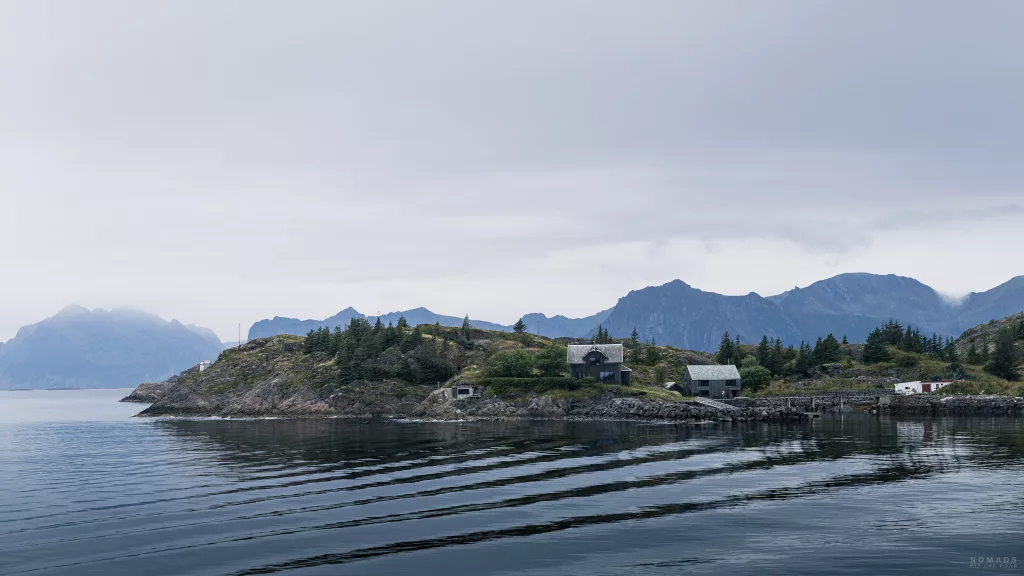Häuser auf einer kleinen vorgelagerten Insel in Henningsvaer