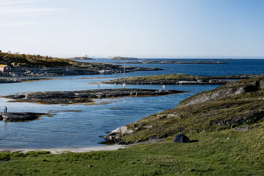 Blick auf einen Strand an dem ein Zelt beim Wildcampen steht
