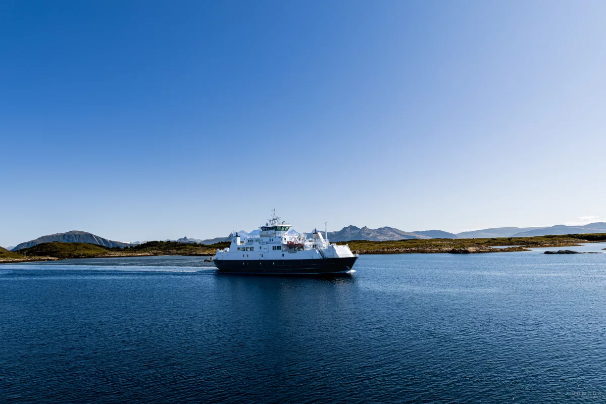 Fähre auf dem Wasser vor der Insel Lovund