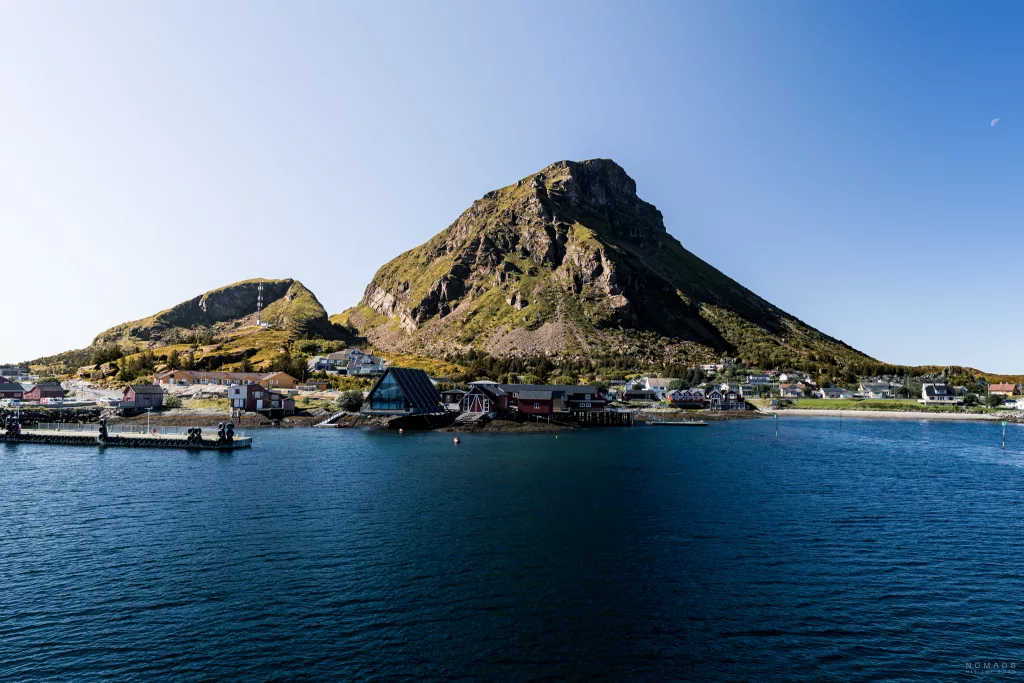 Blick auf den Hafen und das Dorf in Lovund sowie seinem markanten Berg