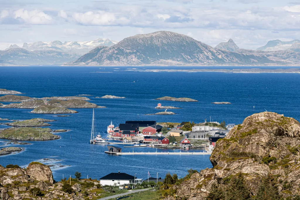 Blick auf den Hafen von Lovund sowie das Gebirge auf dem Festland