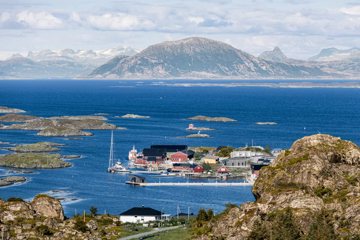 Blick auf den Hafen von Lovund sowie das Gebirge auf dem Festland