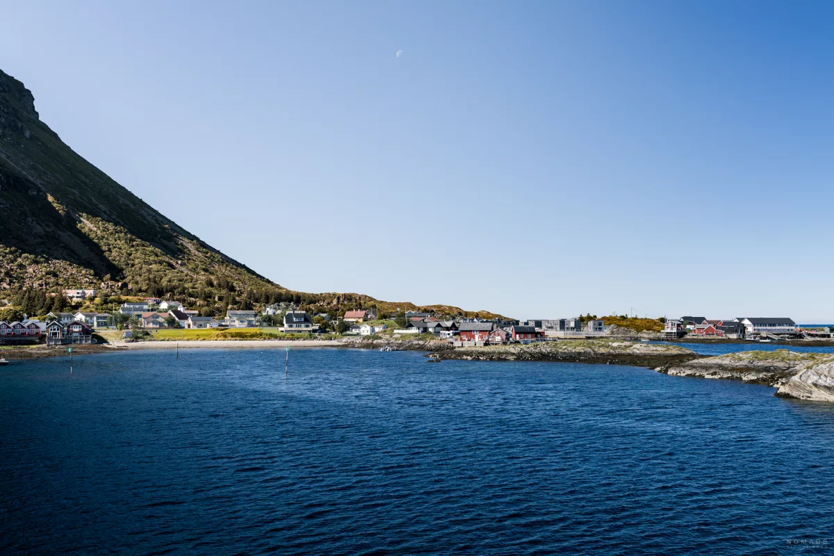 Blick auf Häuser auf der Insel Lovund