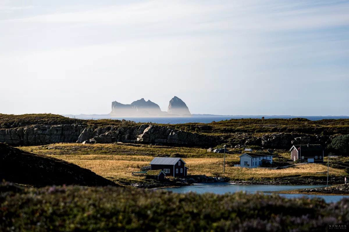 Blick auf die Insel Traena mit Häusern auf der Insel Lovund