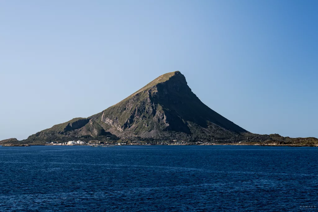 Blick über das Meer auf den Berg Lovundfjellet