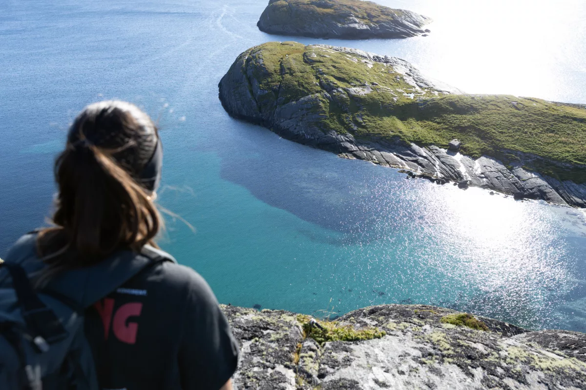 Blick auf strahlend türkisblaues Wasser und grüne Inseln
