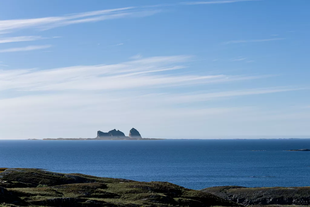 Blick auf den Traena von der Insel Lovund