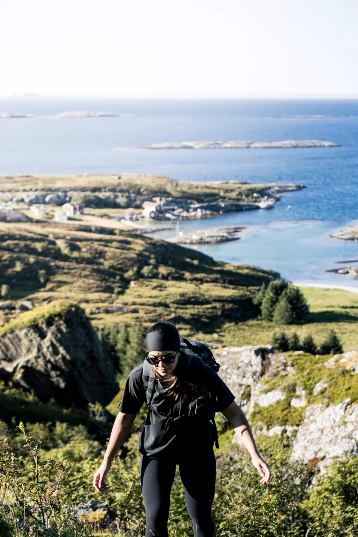 Frau wandert auf der Insel Lovund