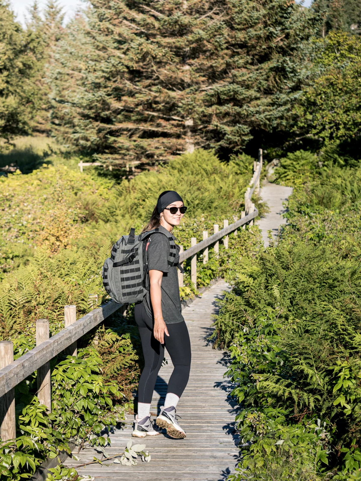 Frau auf einem Wanderweg auf Lovund in Norwegen