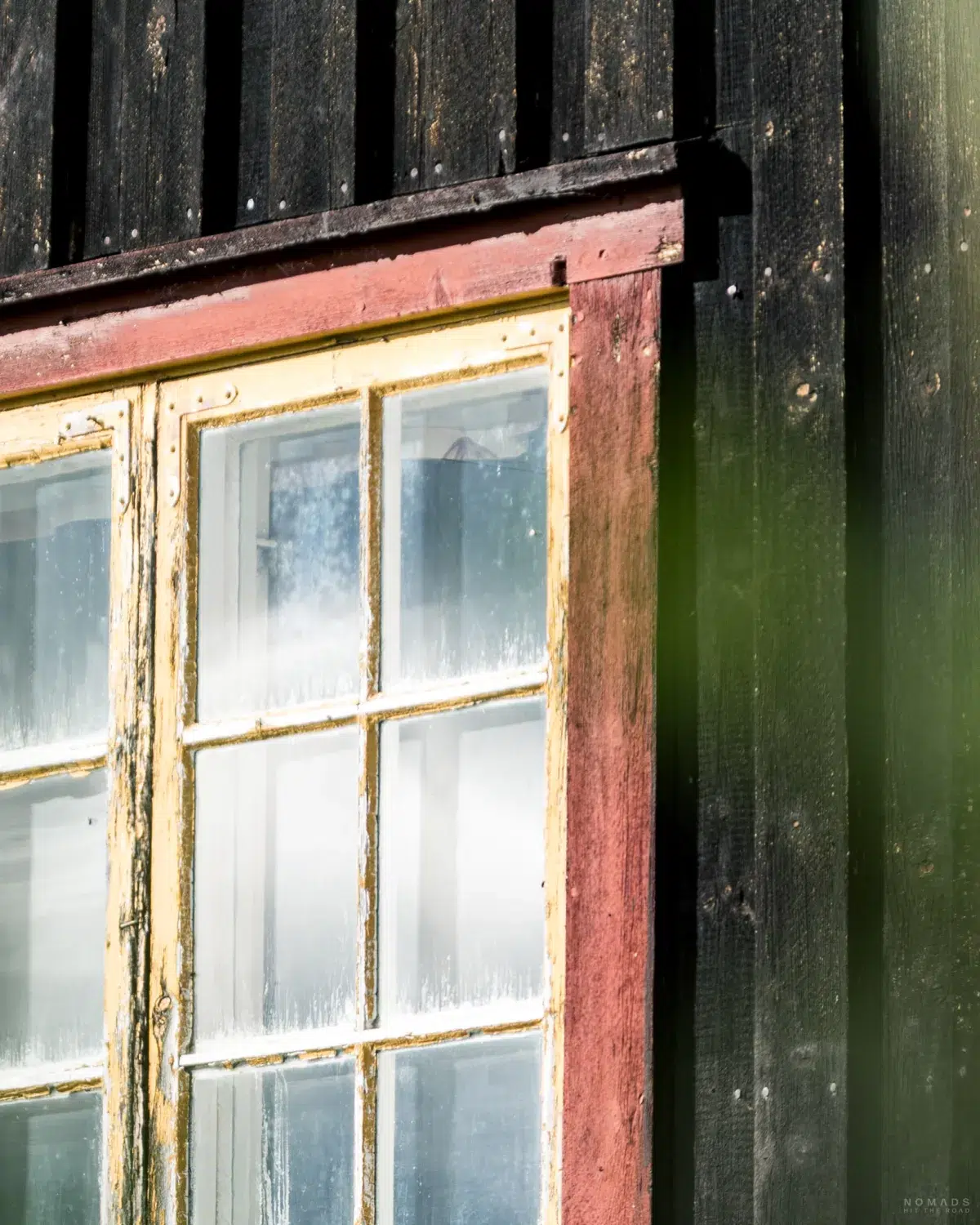 Close Up eines roten Fensters an einem Holzhaus