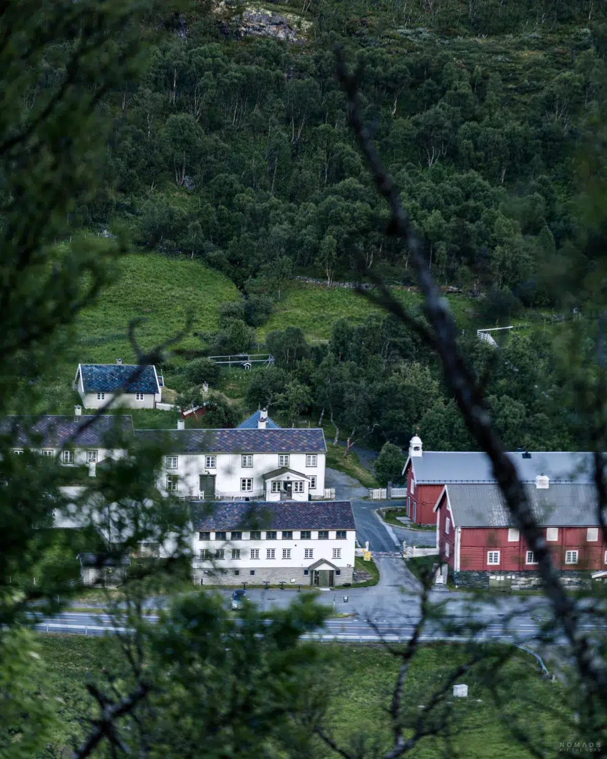 Blick auf die Kongsvoll Fjeldstue zwischen Bäumen hindurch fotografiert
