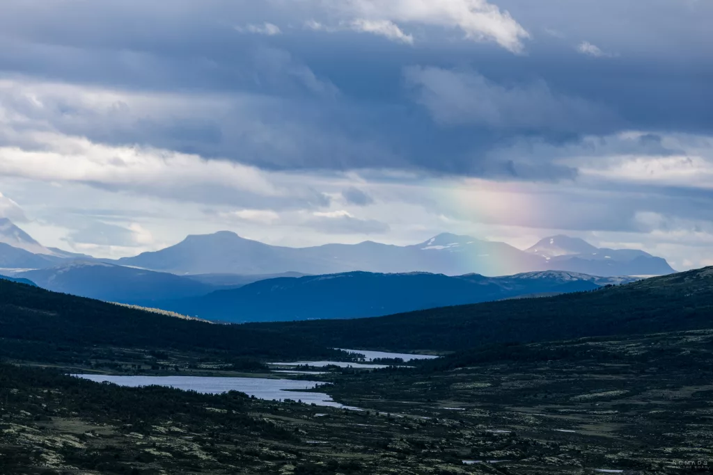 Regenbogen über dem Dovrefjell Nationalpark