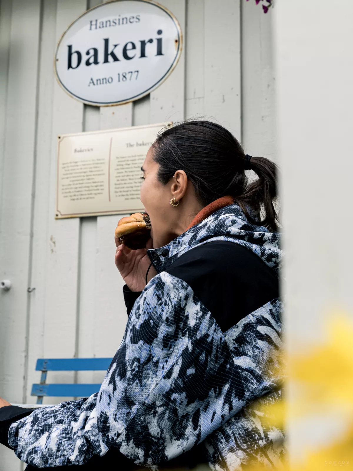 Frau isst eine Kanelsnurr aus der Hansines Bakeri