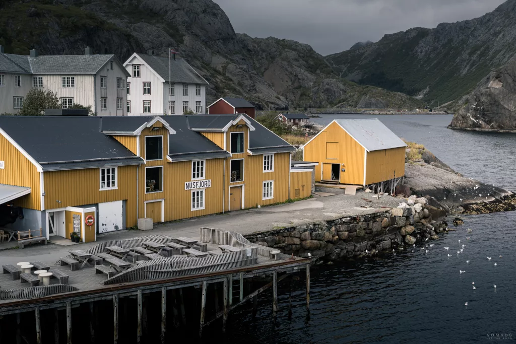 Gelbe Häuser in Nusfjord am Wasser