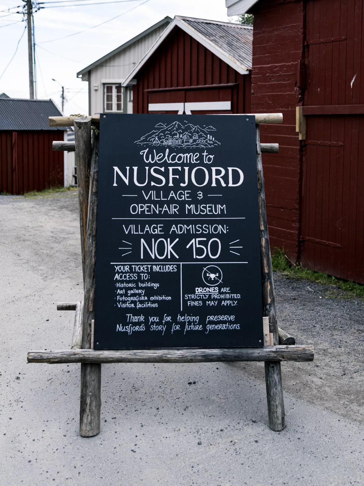 Schild mit Kosten und Eintrittsregeln zum Fischerdorf Nusfjord