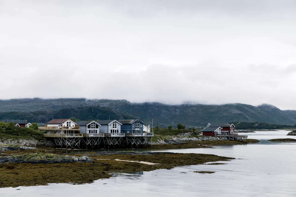 Bunte Häuser auf Stelen auf der Insel Sommarøy bei Tromsø