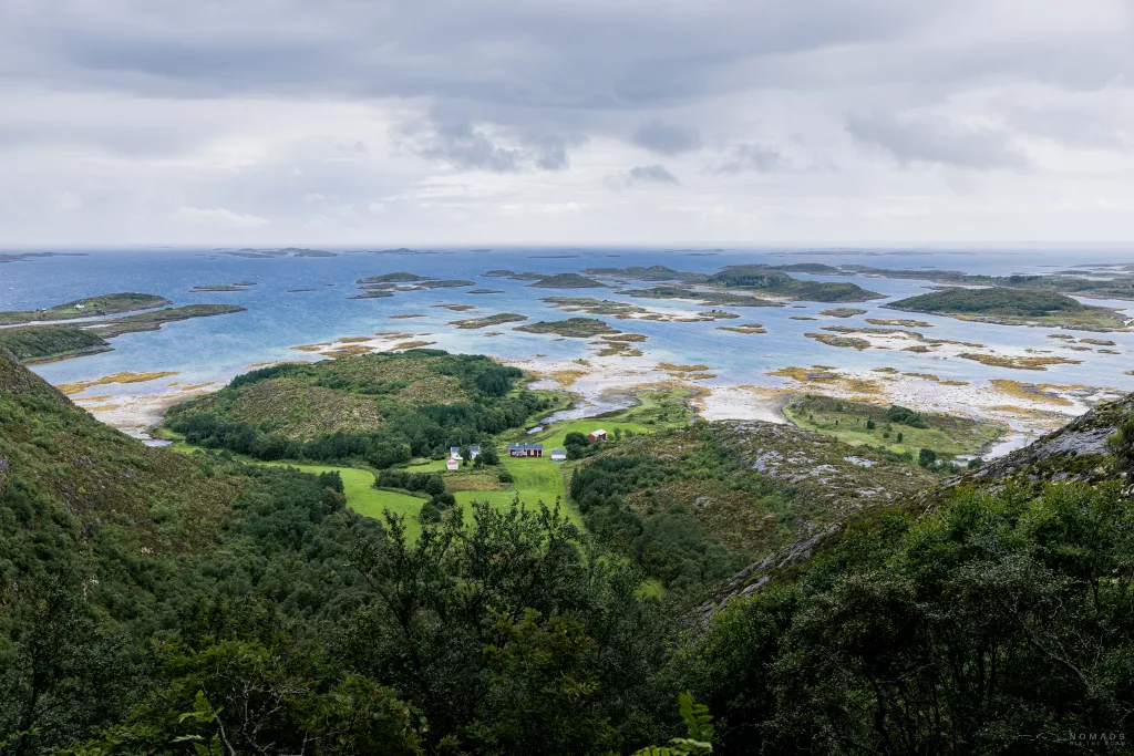 Blick auf blaues Wasser und kleine grüne Inseln am Torghatten