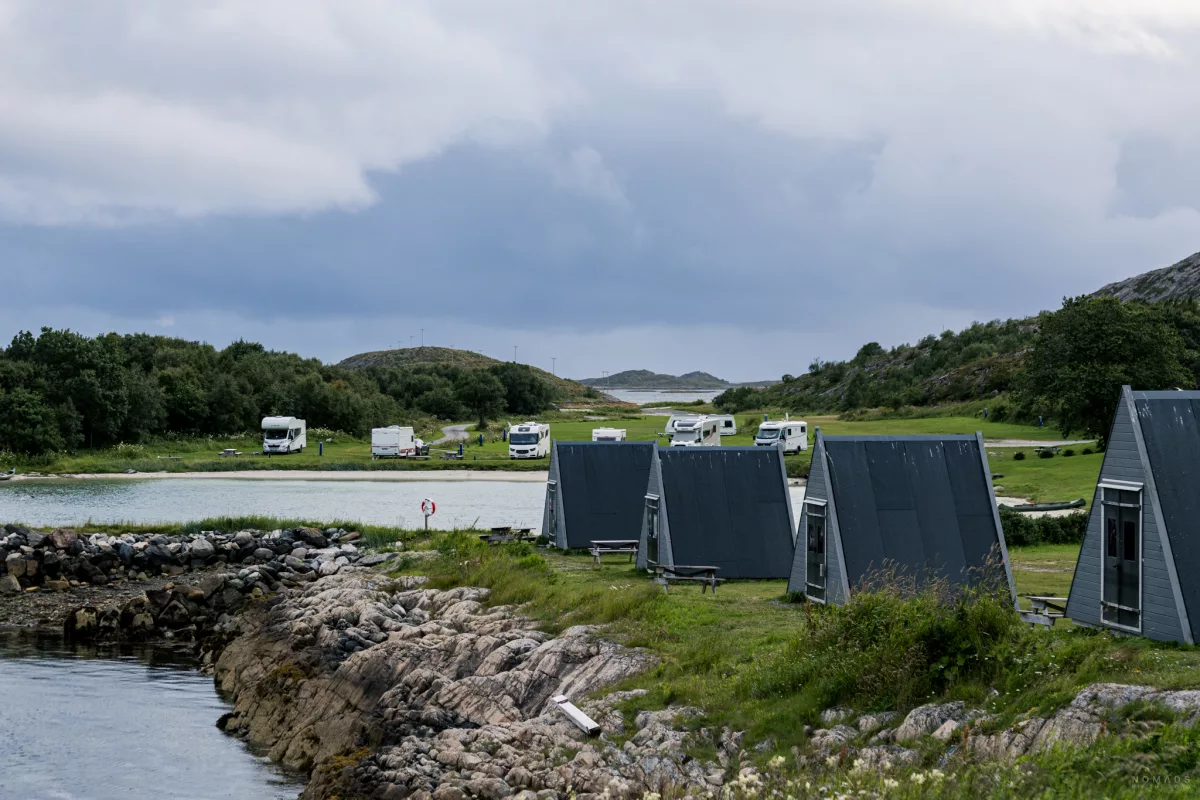 Blick auf den Campingplatz Torghatten Camping & Beach Restaurant AS mit Hütten und Wohnmobilen