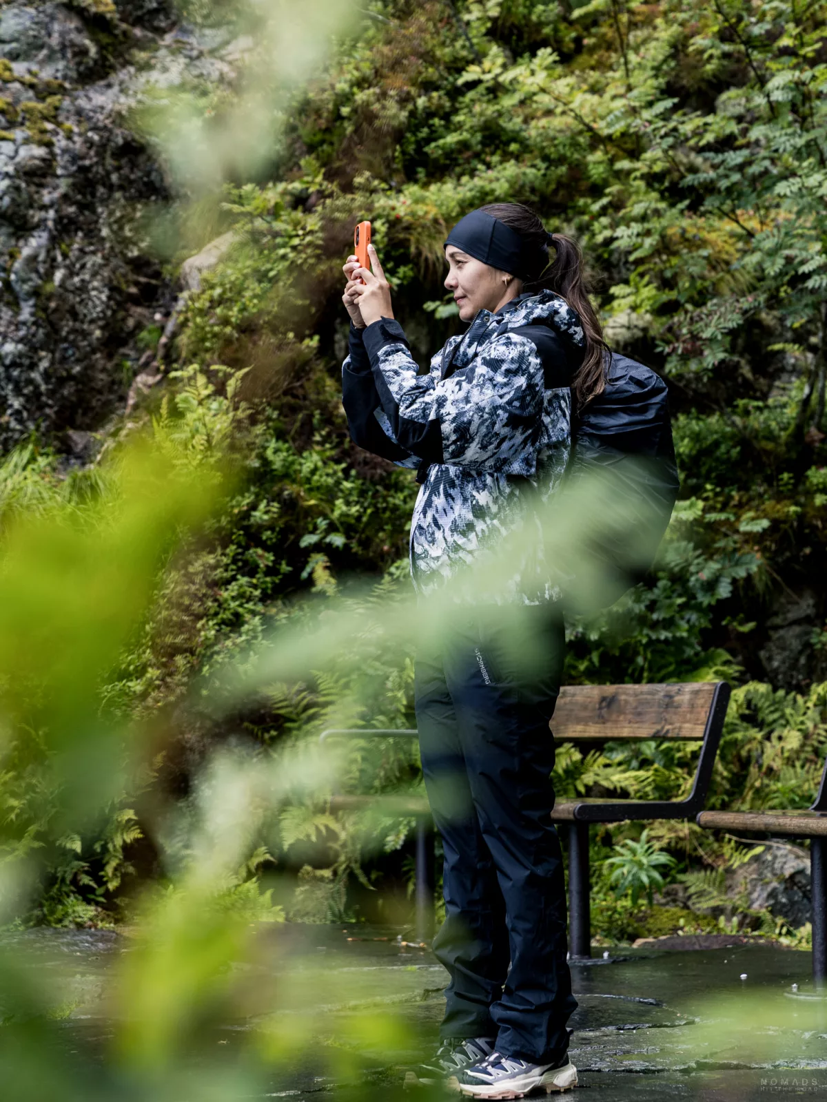 Frau fotografiert die Landschaft
