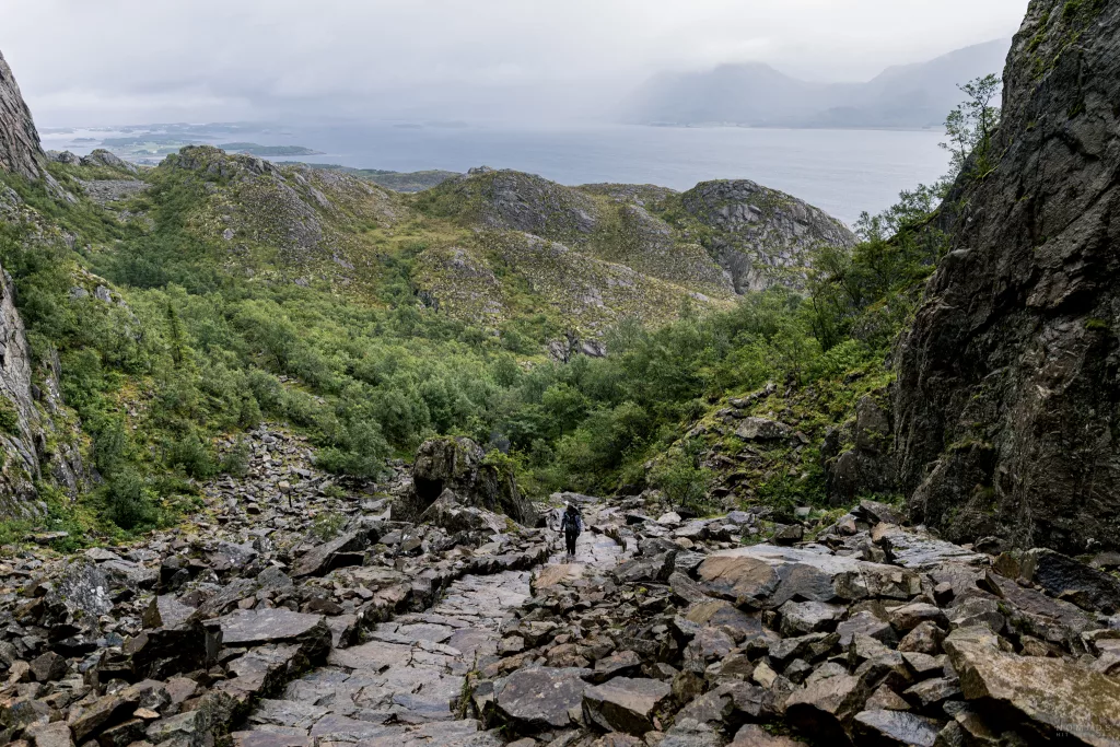 Blick auf die Sherpatreppen am Torghatten und den dahinterliegenden Fjord