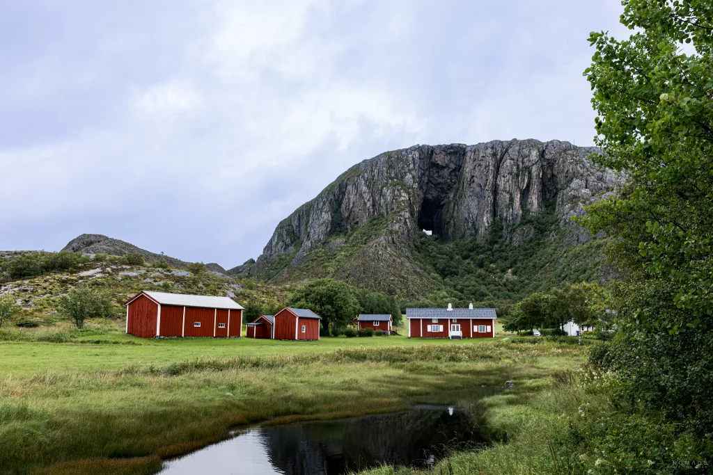 Blick auf den Torghatten vom Viewpoint Brønnøysund, davor stehen rote Häuser
