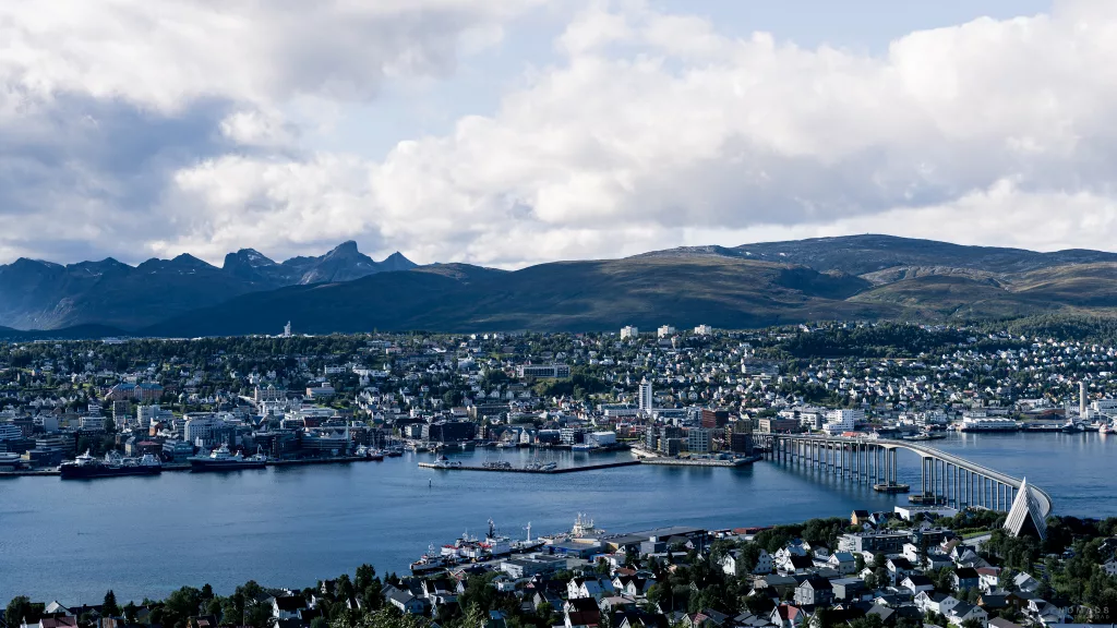 Blick auf die Stadt und die Tromsøbrua von den Sherpatrappa