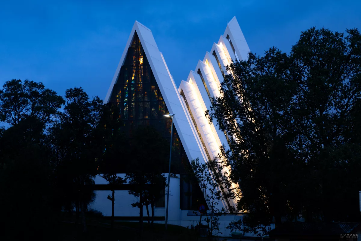 Eismeerkathedrale angeleuchtet im Dunkeln