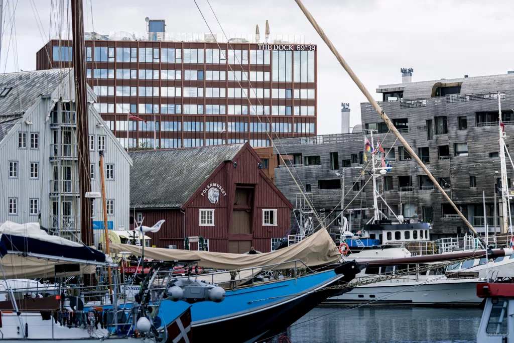 Blick auf das Hotel The Dock 69 vom Hafen aus