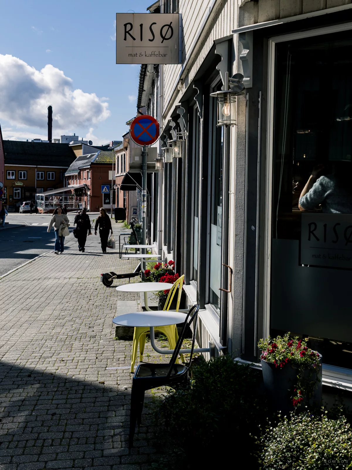 Schild und Café des Riso in Tromsø