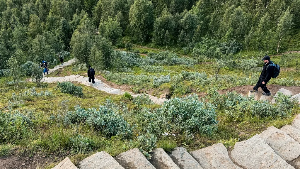Personen laufen die Sherpatrappa in Tromso herunter