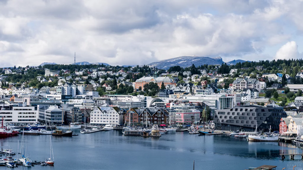 Blick auf die Stadt Tromsø mit Hafen, Gebäuden und Bergen im Hintergrund