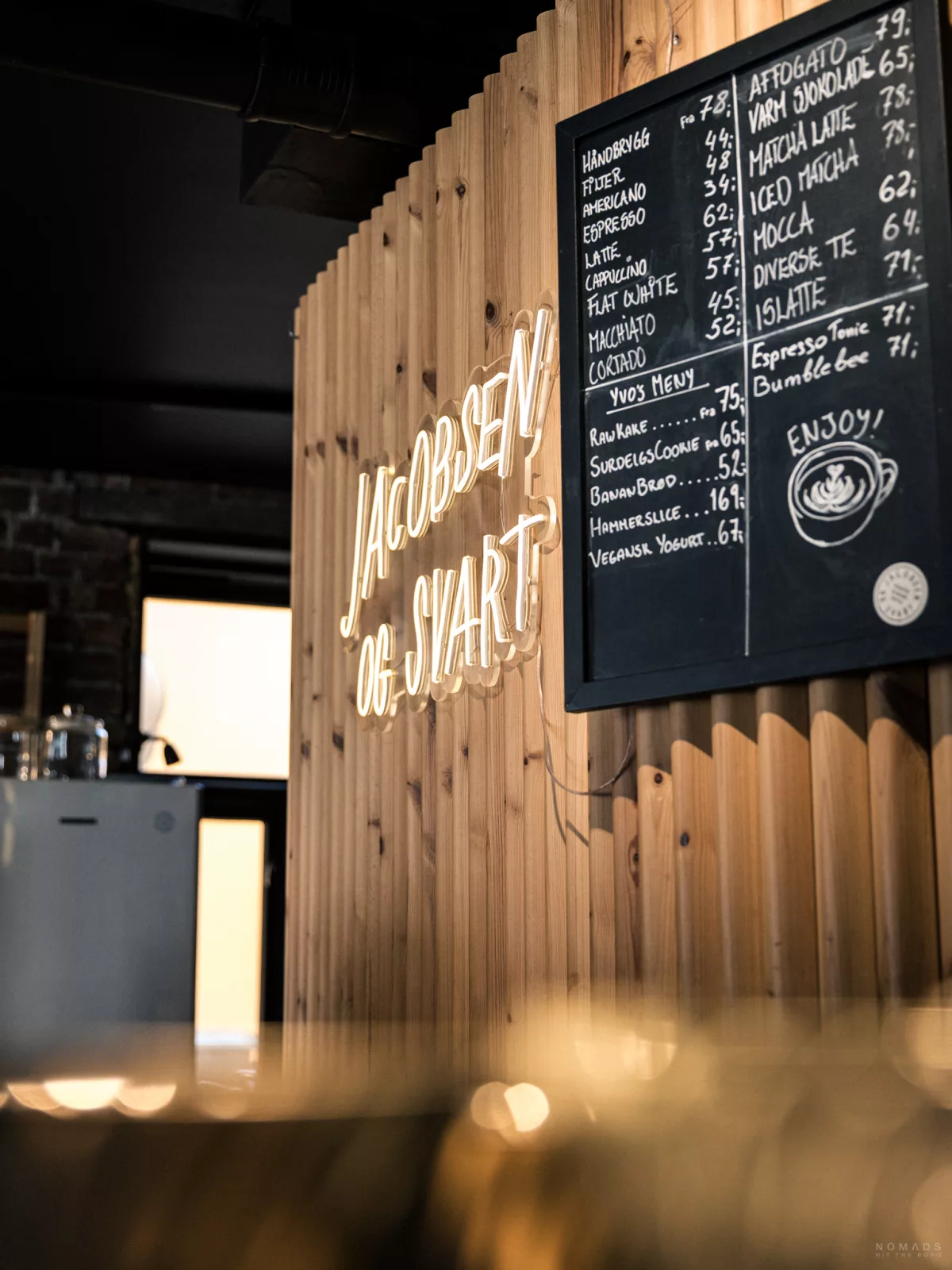 Menü und Schild des Cafés Jacobsen og Svart in Trondheim