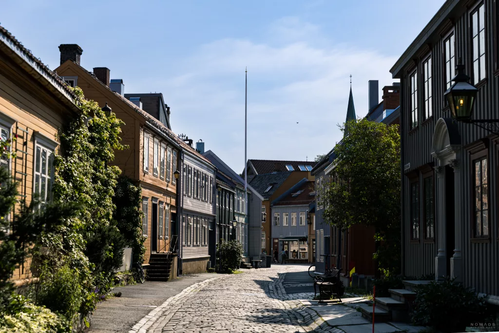 Gasse mit bunten Holzhäusern in Trondheim
