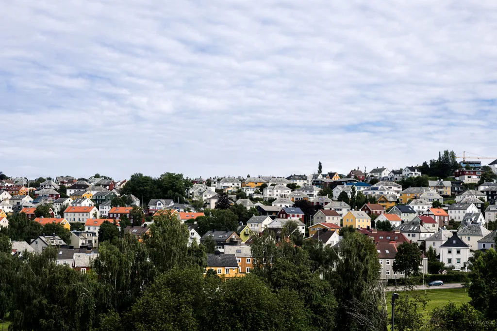 Blick auf eine Nachbarschaft mit vielen Häusern in Trondheim