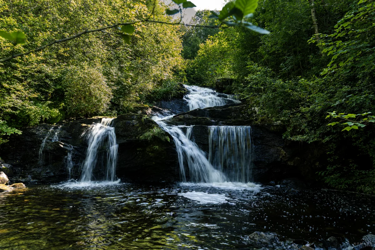 Kleiner Wasserfall im Wald am Ilabekken Spazierweg in Trondheim