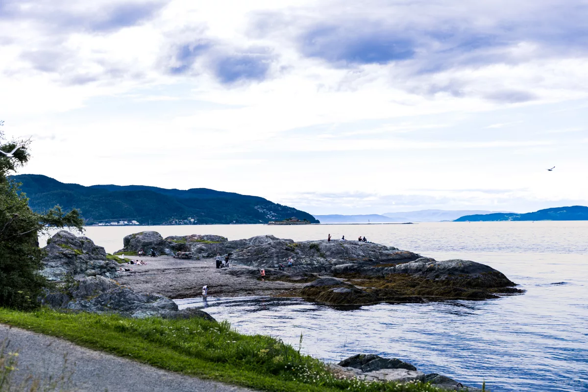 Menschen am Badestrand Korsvika
