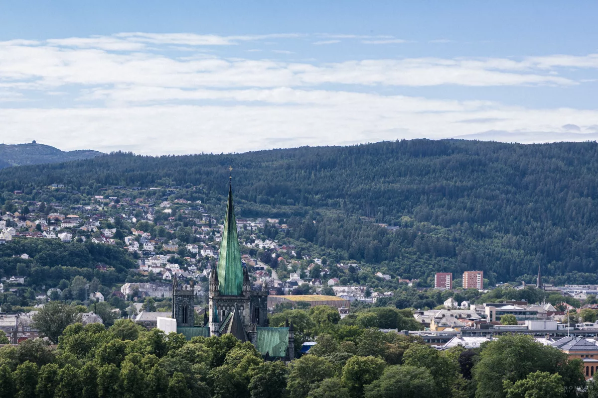 Blick von oben auf die Nidarosdom mit der Stadt Trondheim im Hintergrund