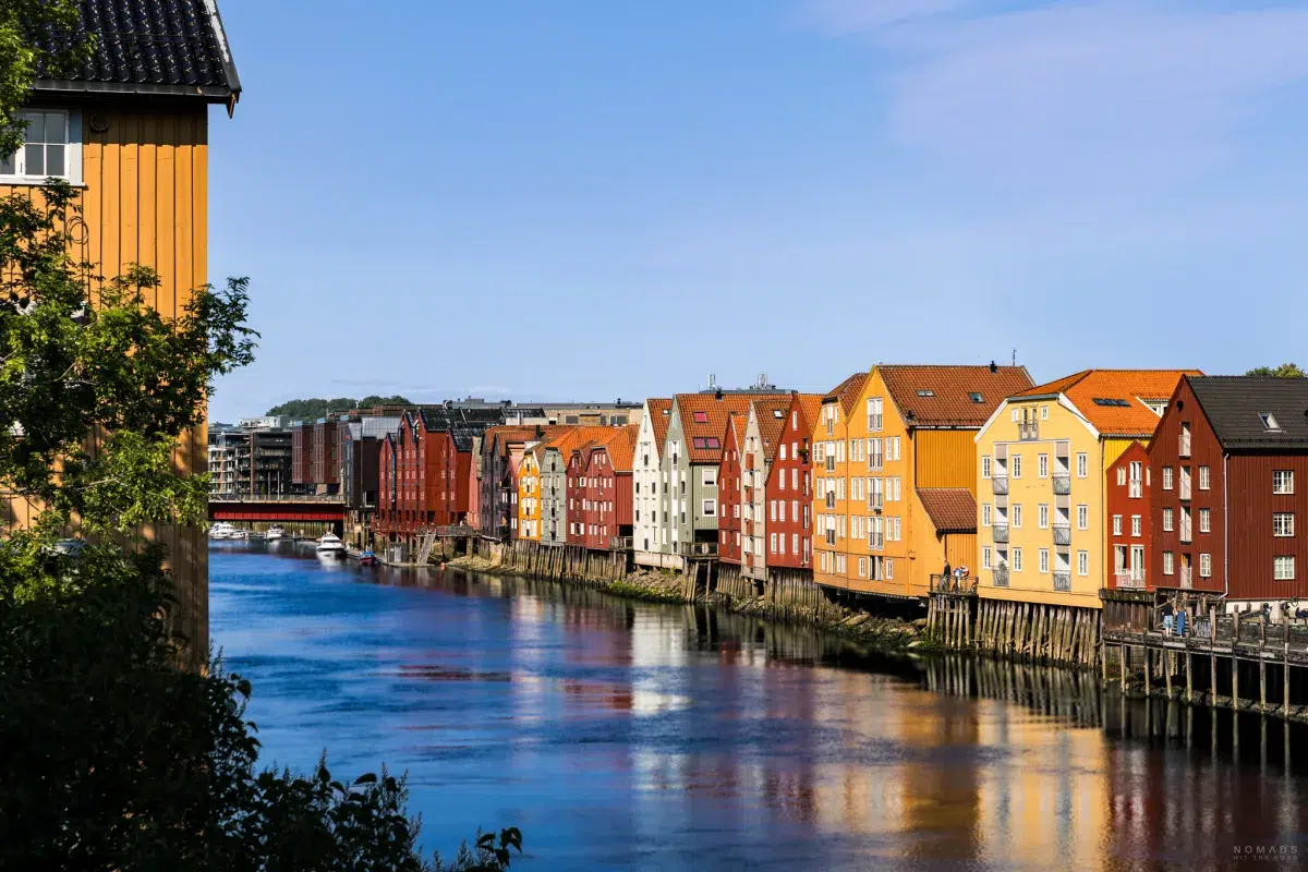Bunte Speicherhäuser stehen am Fluss Nidelva in Trondheim