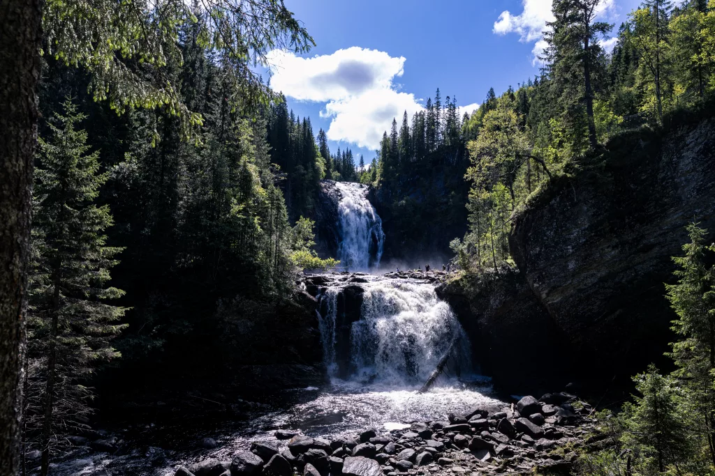 Storfossen und Mettifossen Wasserfälle umgeben von Wald in Norwegen