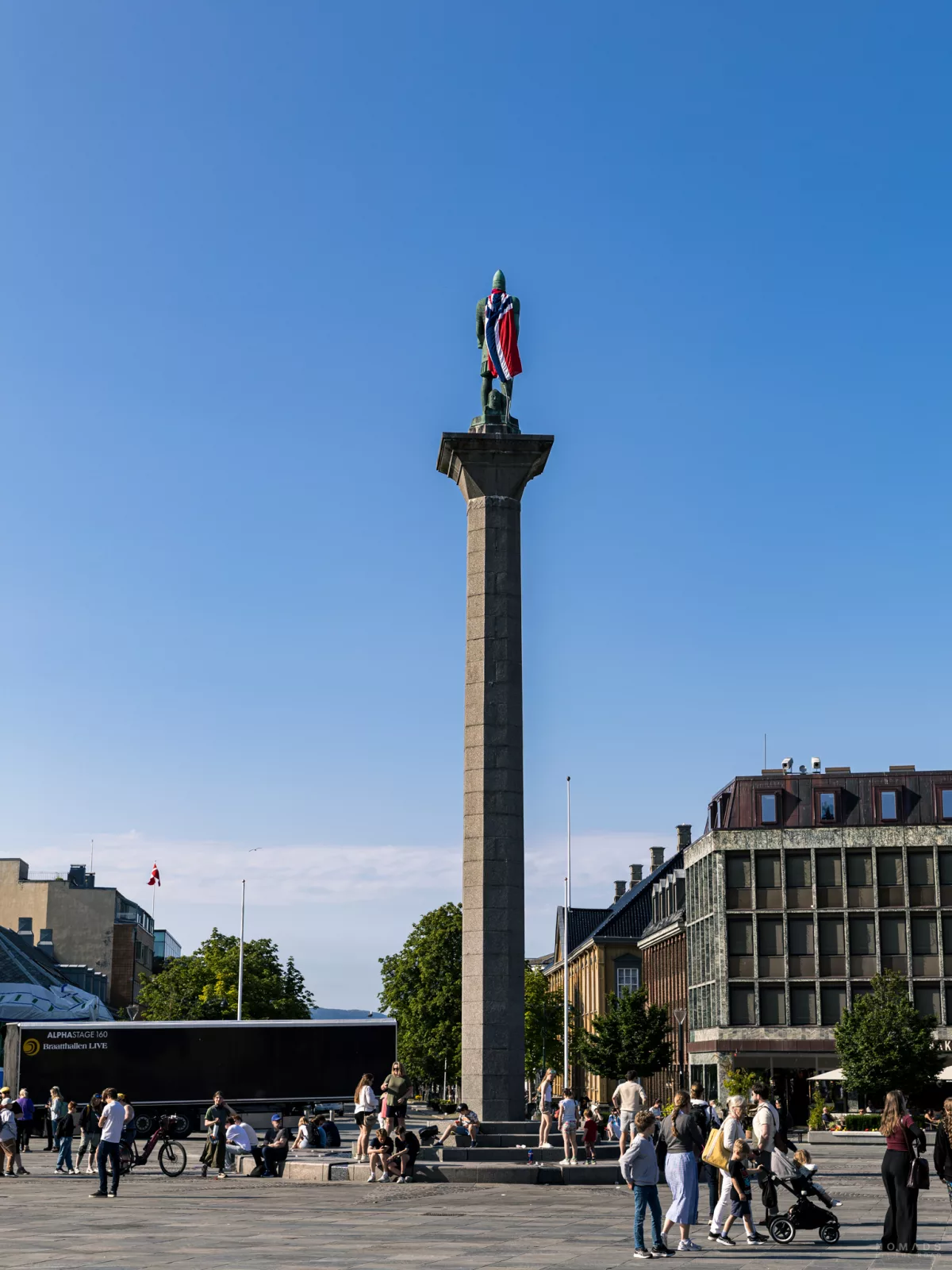Torvet Monument mitten auf dem zentralen Marktplatz in Trondheim