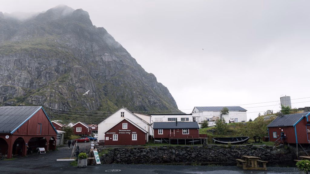 Rote Rorbuer in Å i Lofoten vor vernebelten Bergen