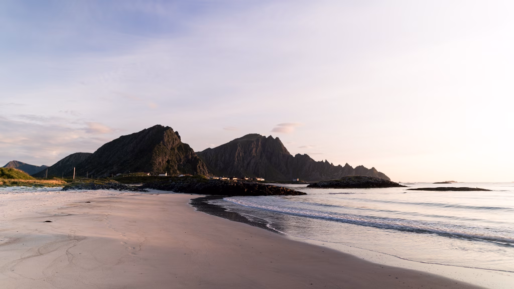 Strand am Andenes Camping mit Blick auf den Royken bei Sonnenuntergang