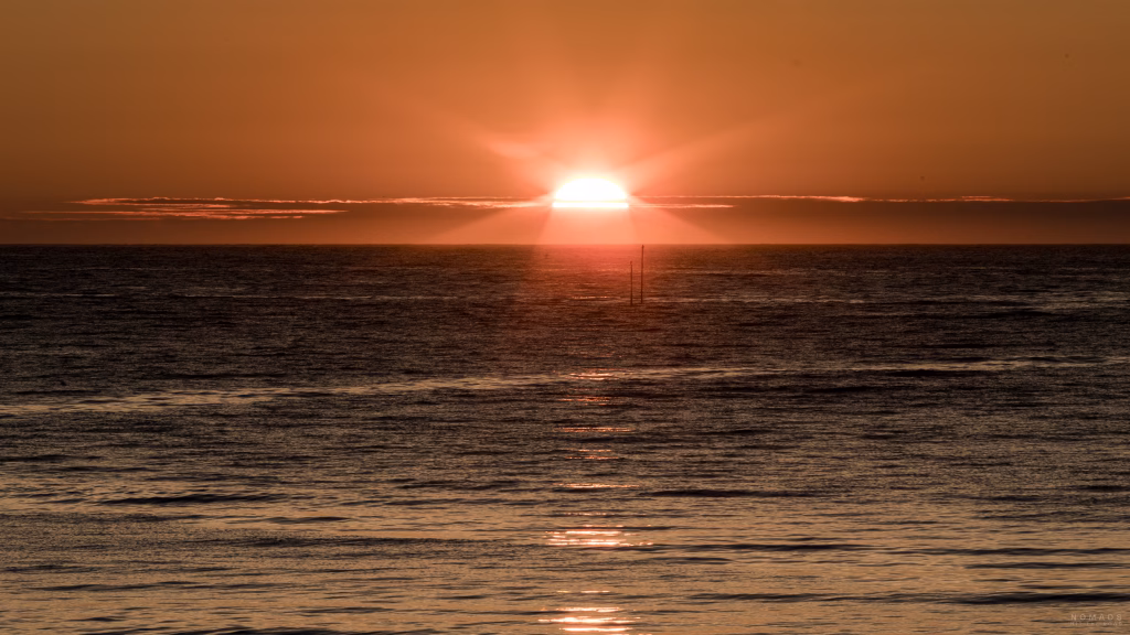 Orangefarbener Sonnenuntergang bei Andenes auf Andøya