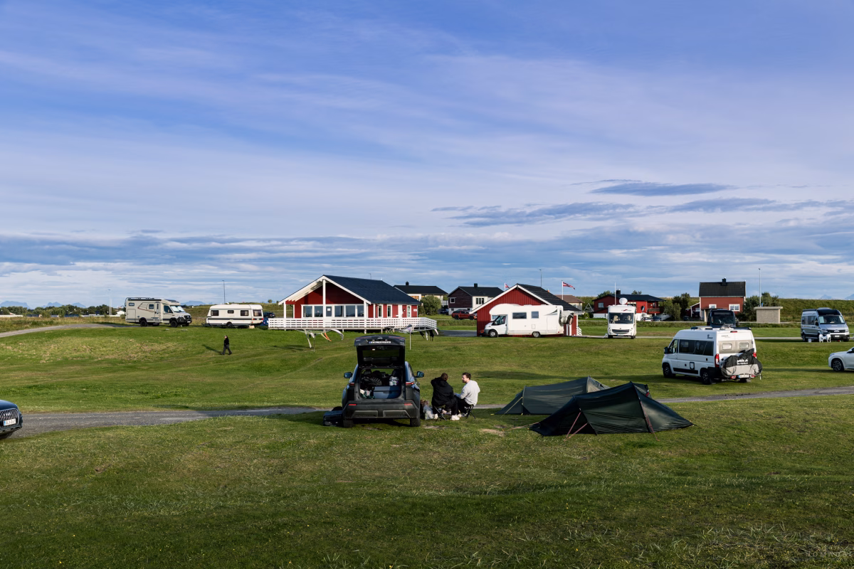 Blick auf den Andenes Campingplatz auf Andøya mit Zelten, Campern und dem Haupthaus