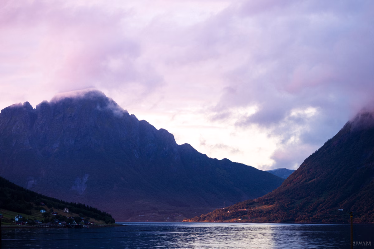 Mitternachtssonne in Norwegen mit einem Lila Himmel im Fjord