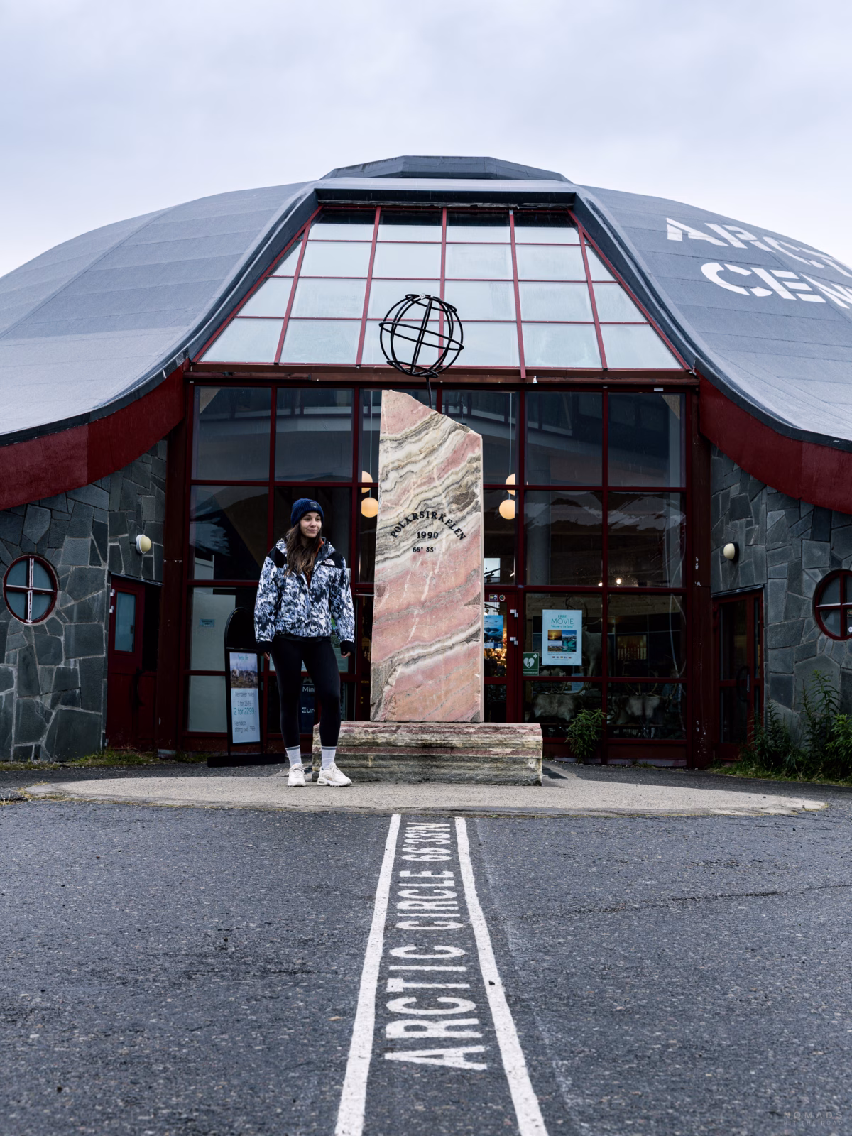 Frau steht am Eingang des Artic Centers am Polarkreis in Norwegen