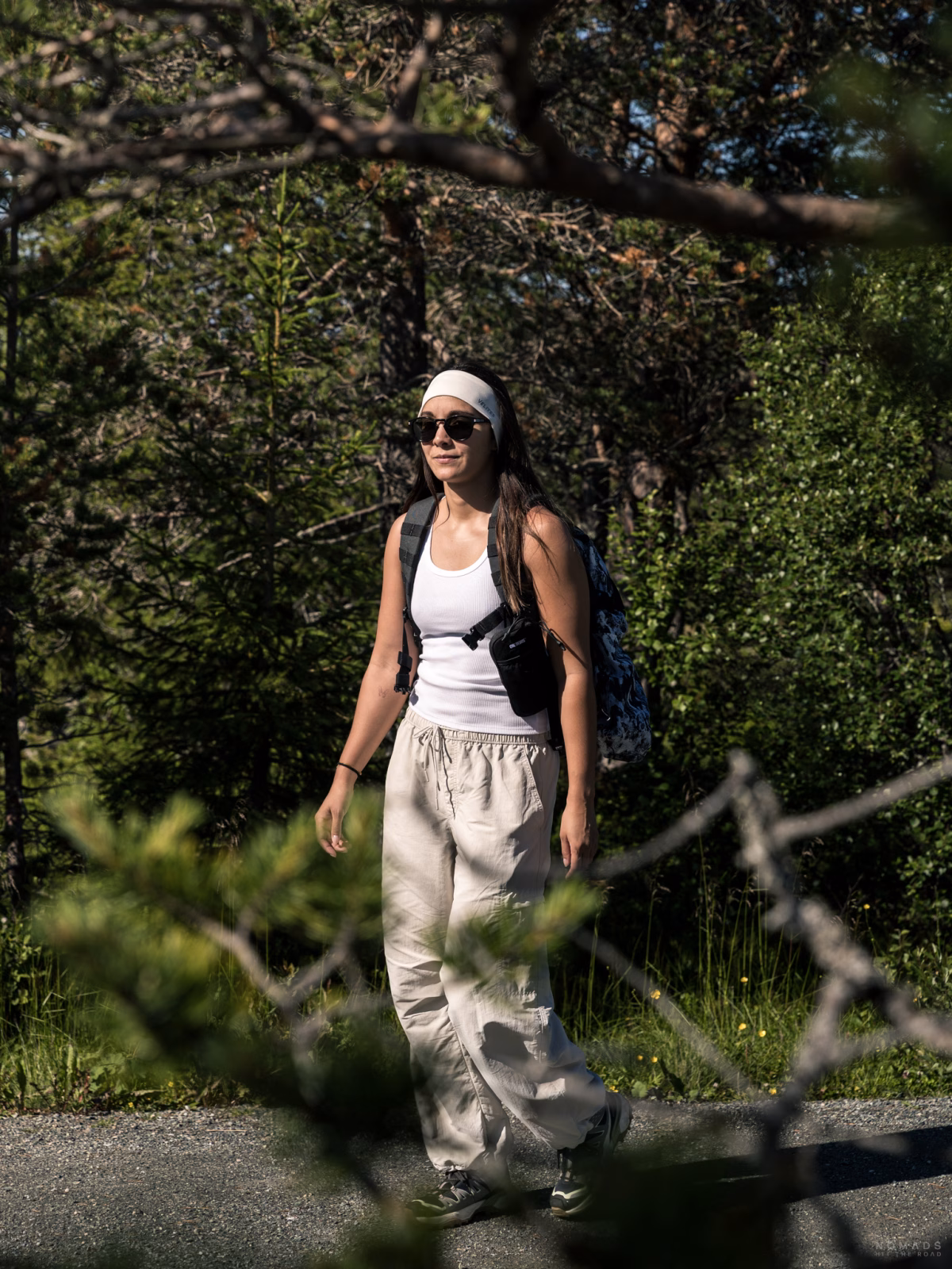 Frau im Top und Sonnenbrille im Sommer beim Wandern in Norwegen