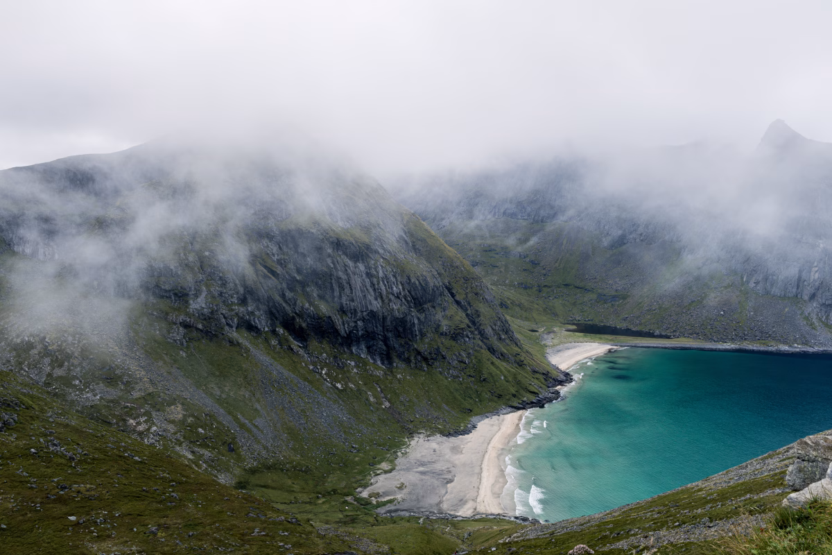 Wolken ziehen über das Gebirge am Kvalvika Beach auf den Lofoten
