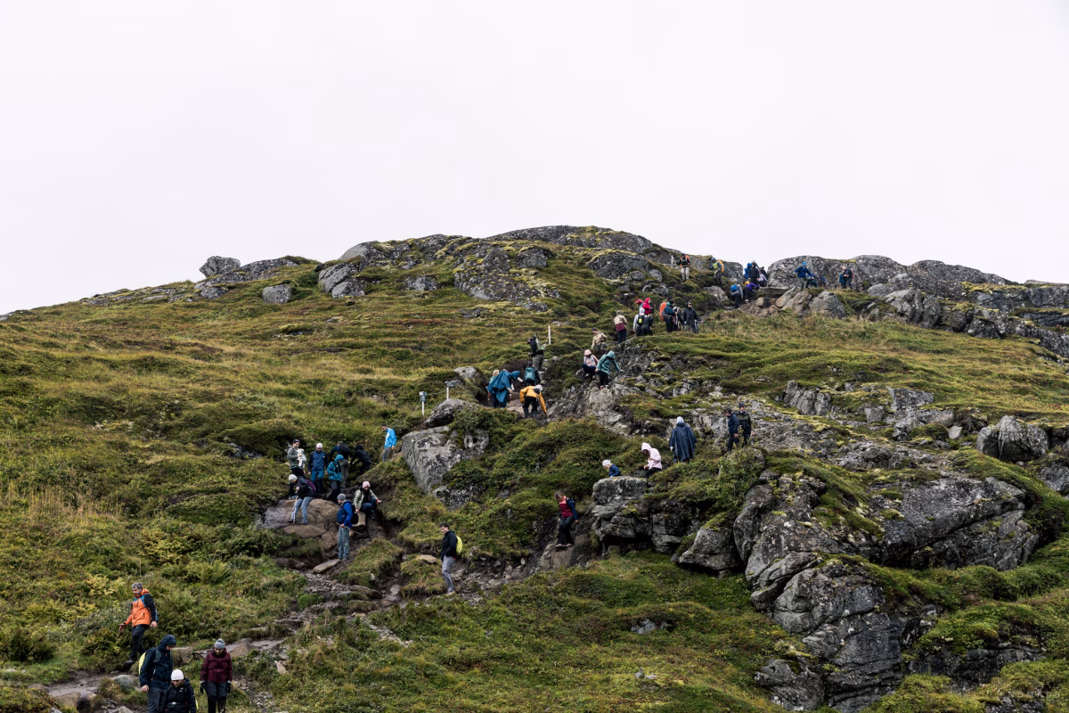Blick auf einen Wanderweg, der bergauf führt und auf dem viele Menschen unterwegs sind
